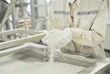 Why are white masterbatches widely used in the food packaging industry?